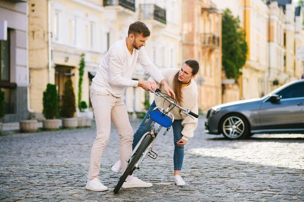 Nő térdsérülés kerékpárral és férfi — Stock Fotó