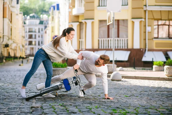 Frau reicht einem gefallenen Mann die Hand — Stockfoto