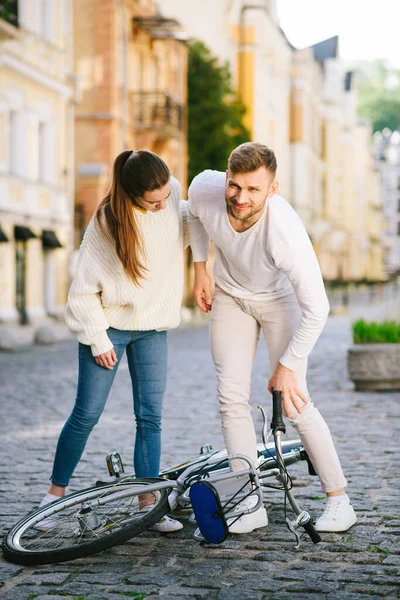 A férfi tartja a térdét és a nő segít neki — Stock Fotó