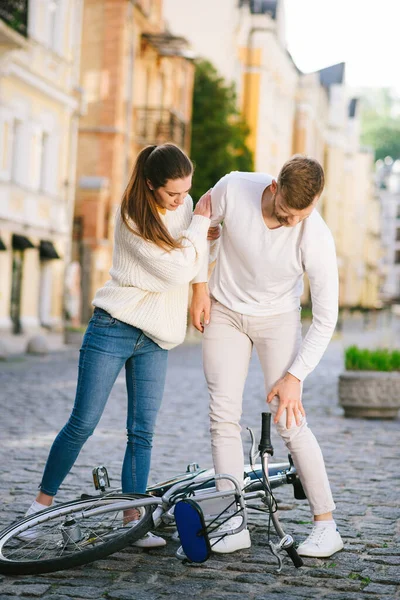 Homem com lesão e mulher de pé sobre bicicleta . — Fotografia de Stock