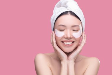 Hyaluronik asitle göz bandı kullanan genç bir kadın.