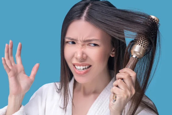 Femme ayant des problèmes avec se brosser les cheveux — Photo