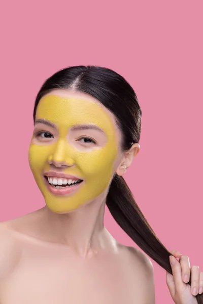 Wanita percaya diri menggunakan topeng wajah organik baru — Stok Foto