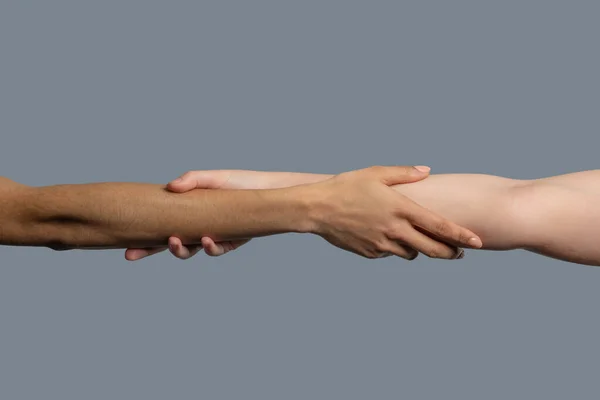 Close-up van de onderarm schudden van mensen van verschillende rassen — Stockfoto