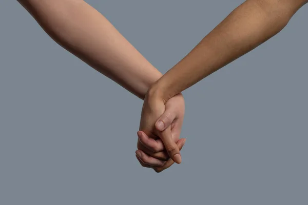 Крупним планом світлошкірі і темношкірі люди тримають руки — стокове фото