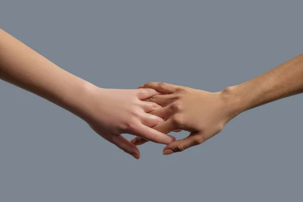 Primer plano de personas de diferentes razas entrelazando dedos —  Fotos de Stock