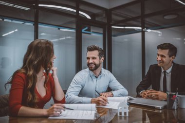 Mutlu çift ev almak için kontrat imzalıyor.