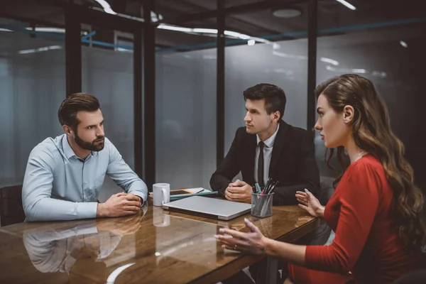 Man and woman looking at each other angrily — Stock Photo, Image