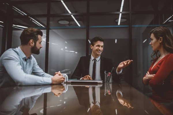 Abogado que utiliza técnicas de mediación para resolver una disputa — Foto de Stock