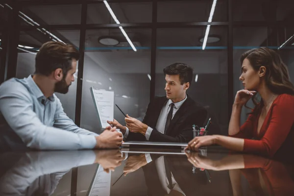 Avvocato che mostra un contratto matrimoniale alla coppia — Foto Stock