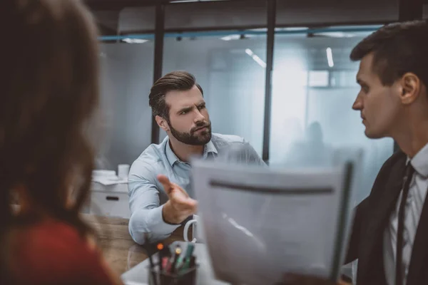 Vertoornd man wijzend op het huwelijkscontract — Stockfoto