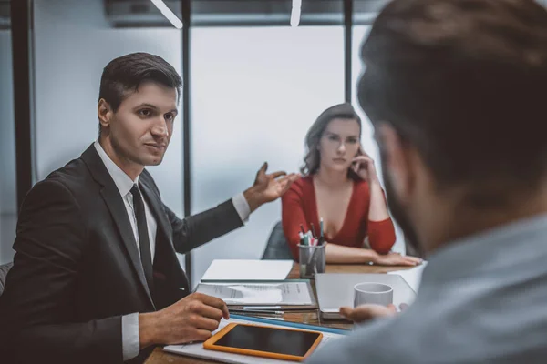 Advokat diskuterar med en man skilsmässa skäl — Stockfoto