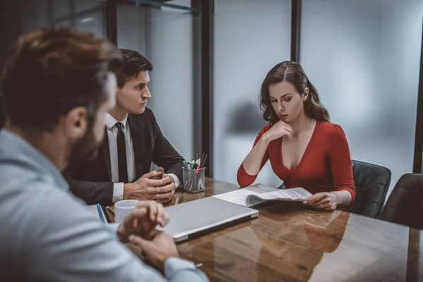 Ehepartner und Anwalt versuchen, eine schwierige Situation zu lösen — Stockfoto