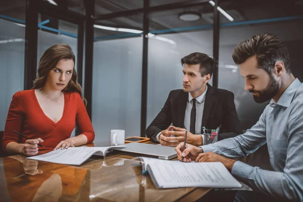 Paar liest in Anwaltskanzlei juristische Papiere — Stockfoto