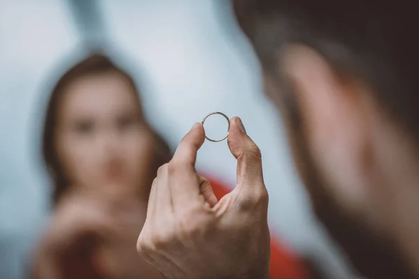 Hombre sosteniendo su anillo de bodas después del divorcio —  Fotos de Stock