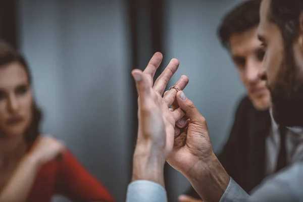 Man gör sig av med sin vigselring — Stockfoto