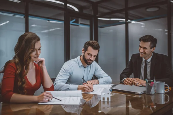 Woman and a man signing legal papers — Stock Photo, Image