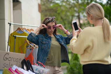 Güzel bir kadın kameranın önünde duruyor.