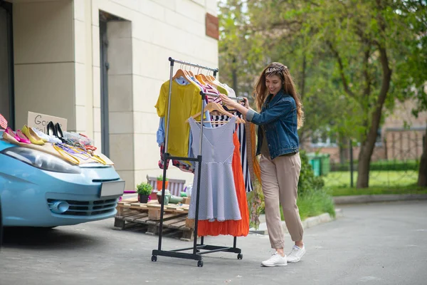 Pozitív fiatal nő készül az eladásra — Stock Fotó