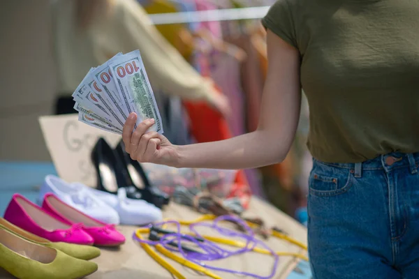 Close up of banknotes in female hand — Stock Photo, Image