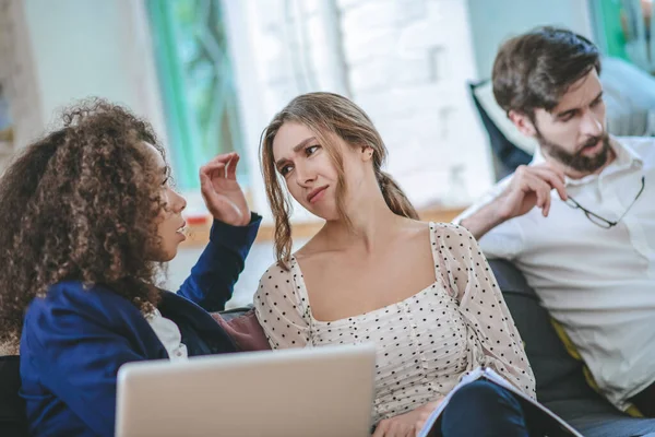 Trauriges Mädchen und Freundin, die mit ihr sympathisiert, Freund in der Nähe — Stockfoto