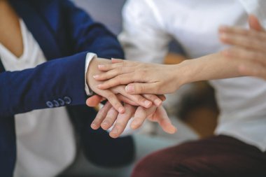 Bağlılıklarını gösteren genç insanların elleri