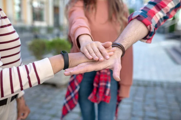Ανδρικό χέρι και δύο γυναικείες χειρονομίες που δείχνουν πίστη στη φιλία — Φωτογραφία Αρχείου