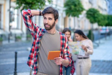Sokakta tabletli sakallı, şaşırmış bir adam.