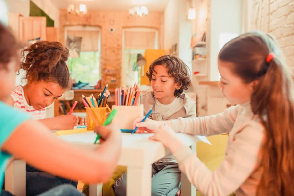 Grupp av barn som ritar med färgpennor — Stockfoto