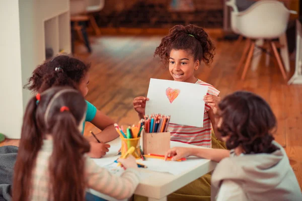 Mädchen zeigt ihren Klassenkameraden ein Bild — Stockfoto