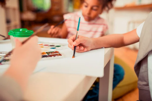 Kinder malen mit Pinsel und Aquarell — Stockfoto