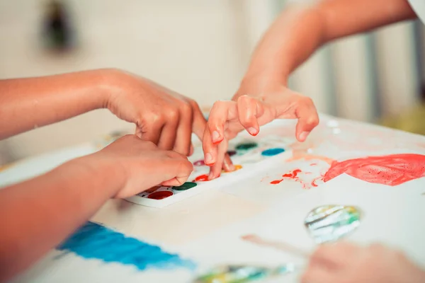 Crianças pintando com aquarelas usando os dedos — Fotografia de Stock