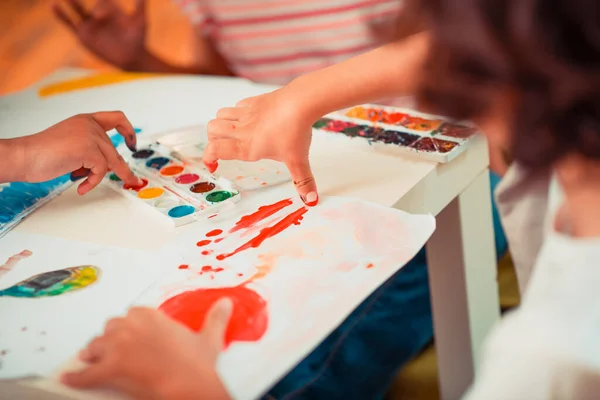 Crianças aprendendo a pintar com os dedos — Fotografia de Stock