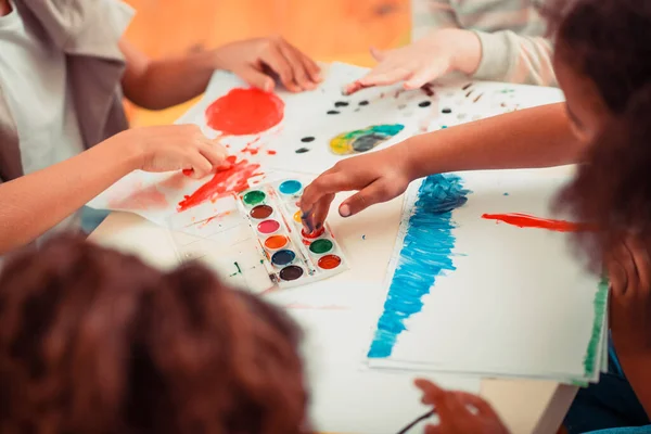 Дети рисуют пальцами во время урока рисования — стоковое фото