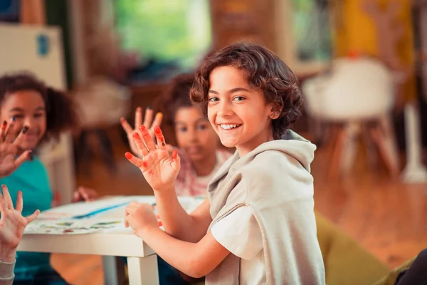 Gyerekek mutatják ujjaikat festett akvarell — Stock Fotó