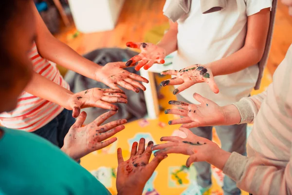 Crianças com as mãos manchadas com aquarelas — Fotografia de Stock