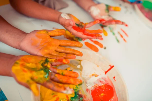 Crianças colocando tinta em suas mãos durante as práticas de arte — Fotografia de Stock
