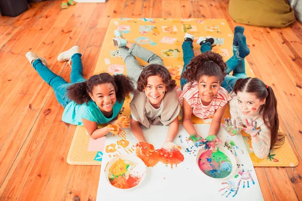 Grupo de niños felices haciendo experimentos con pintura —  Fotos de Stock