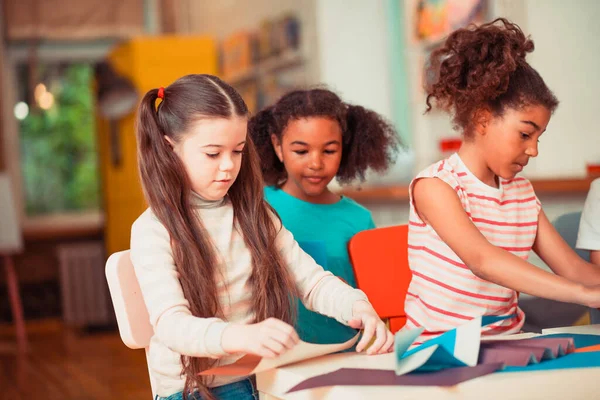 Crianças aprendendo a fazer figuras de papel na escola — Fotografia de Stock