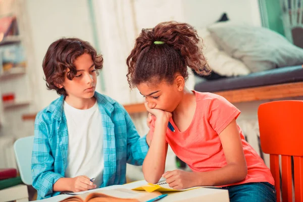 Een jongen en een meisje die samen hun huiswerk doen — Stockfoto