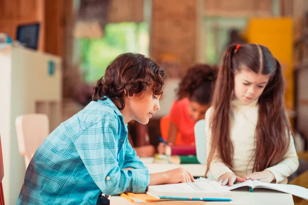 Barn läser texter tillsammans under lektionen — Stockfoto