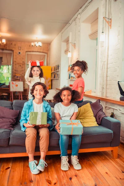 Sonrientes y alegres niños recibiendo cajas de regalo —  Fotos de Stock