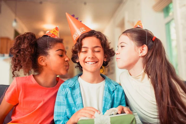 Meisjes wensen een gelukkige verjaardag aan hun vriend — Stockfoto