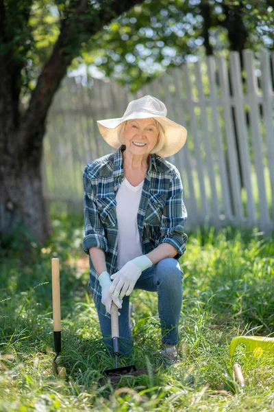 Senior kvinna som arbetar i en grönsaksträdgård — Stockfoto