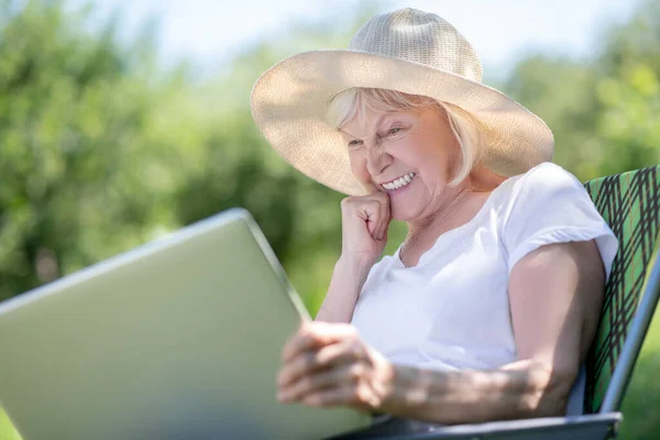 集中高齢女性テキスト彼女の友人を経由してノートパソコン — ストック写真