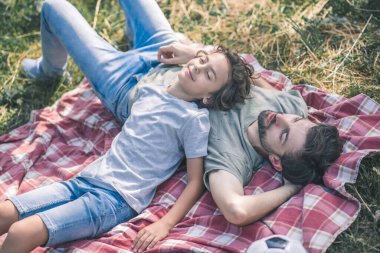 Baba ve oğul dinleniyor. Rahat görünüyorlar.