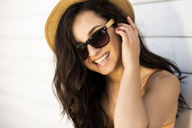 Kameraya poz veren güzel bir esmer.