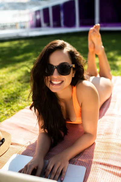 Підходить сексуальна брюнетка дівчина в помаранчевому бікіні відчуває себе розслабленим і щасливим — стокове фото
