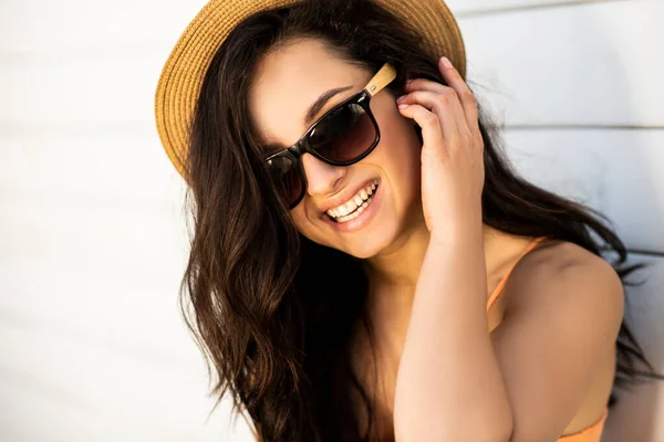 Pretty smiling brunette posing for the camera — Stock Photo, Image