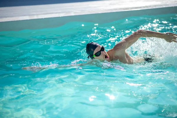 Schneller Schwimmer im Wasser mit offenem Mund — Stockfoto